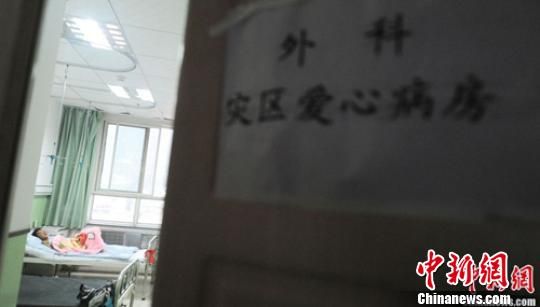 7月24日，在岷县中医院，11岁的马强强正安心养伤。地震发生后，甘肃省人民医院在灾区岷县中医院设立了灾区爱心病房，并有专职医生、专职护士负责照顾，以此来帮助在地震中受伤的群众及早康复。杨艳敏 摄